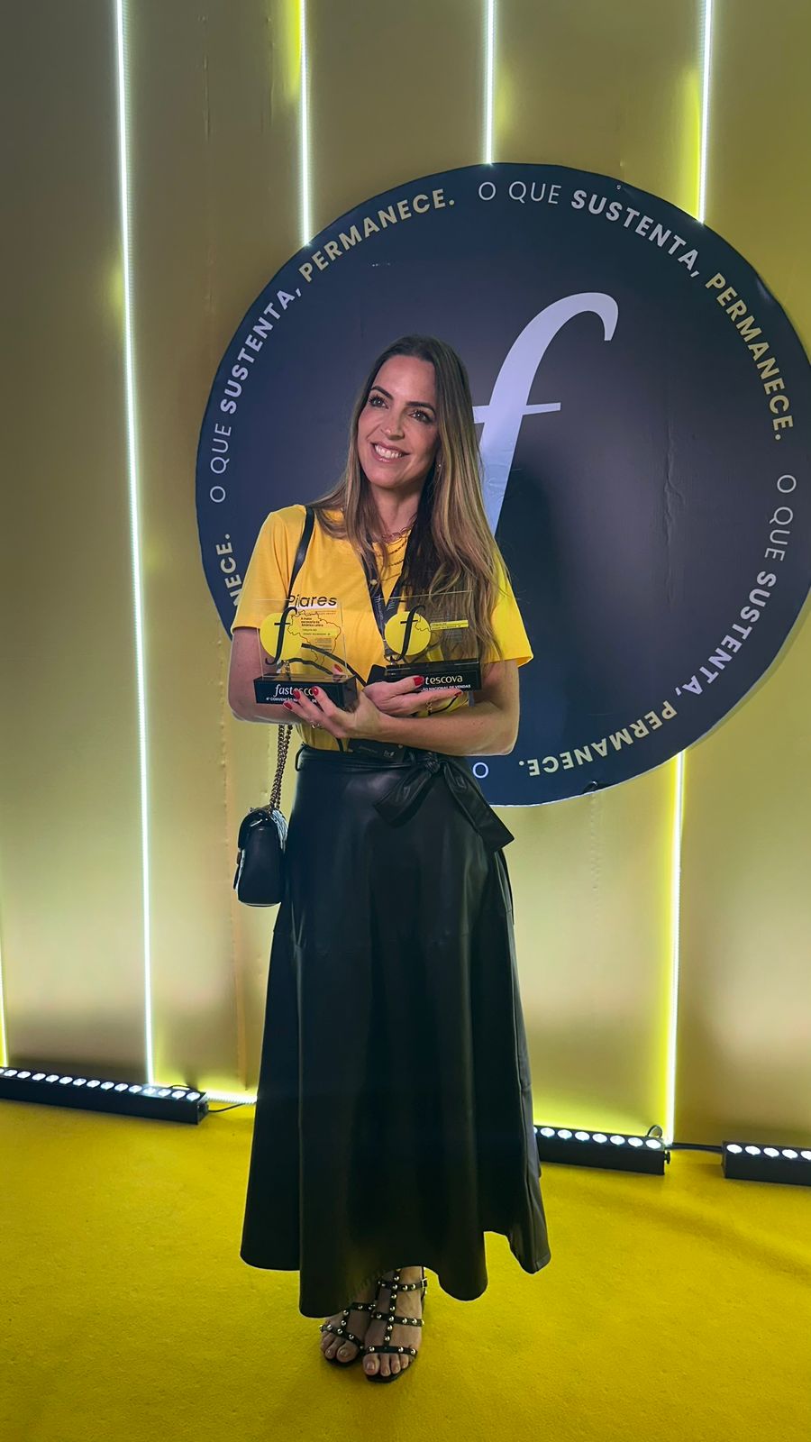 Mariana com troféus de reconhecimento